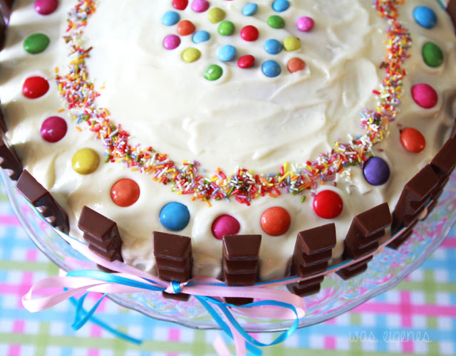 Kinderriegel Torte - ein hübscher Geburtstagskuchen mit weißem Frosting, Schokoriegel und Smarties | waseigenes.com