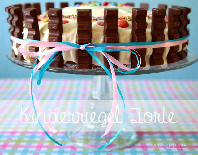 Rezept: Kinderriegel Torte - Weltbester Marmorkuchen à la was eigenes umfunktioniert zur Kinderriegel Torte mit Frischkäse Frosting und bunten Smarties | waseigenes.com