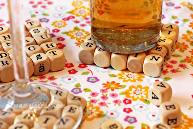 DIY Buchstaben-Untersetzer basteln aus Buchstaben Würfeln | waseigenes.com DIY Blog