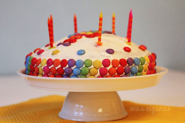 Smarties Geburtstagskuchen | Bunter Geburtstagskuchen mit Smarties dekoriert | waseigenes.com