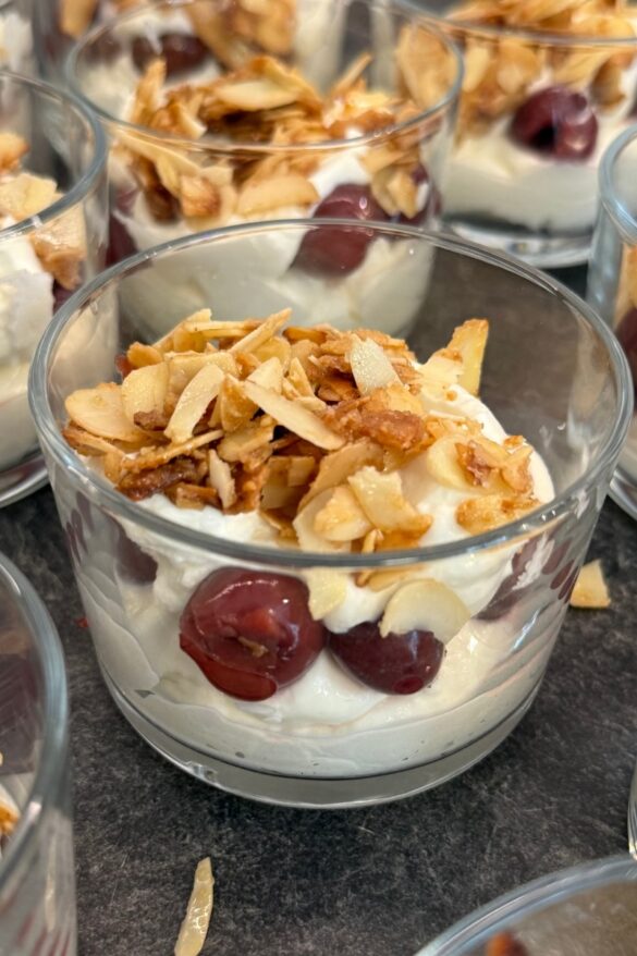 Kirsch Mandel Dessert - Kirsch Dessert mit karamellisierten Mandeln | waseigenes.com