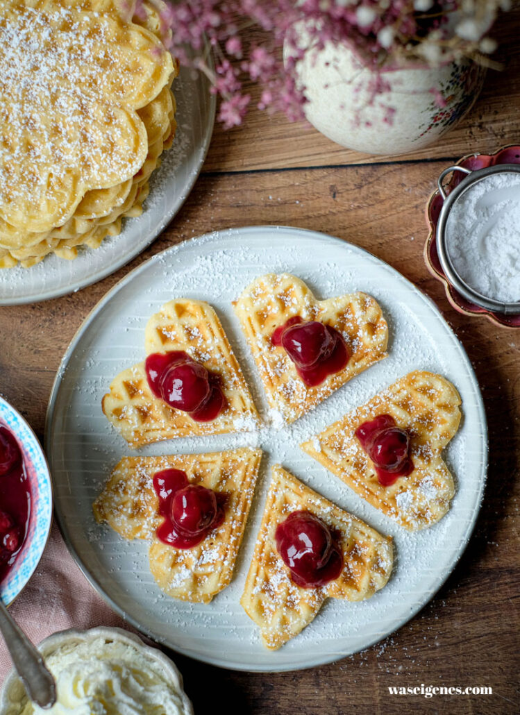 Dieses klassische Waffelrezept gelingt immer! Die Waffeln werden außen goldbraun und innen herrlich fluffig – ein echter Familienliebling seit über 10 Jahren | waseigenes.com