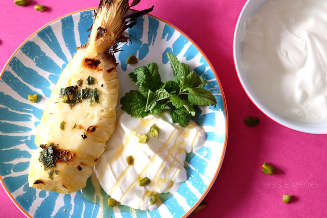 gegrillte-ananas-mit-griechischem-joghurt-pistazien-und-minzoel-kochzauber-was-eigenes-blog