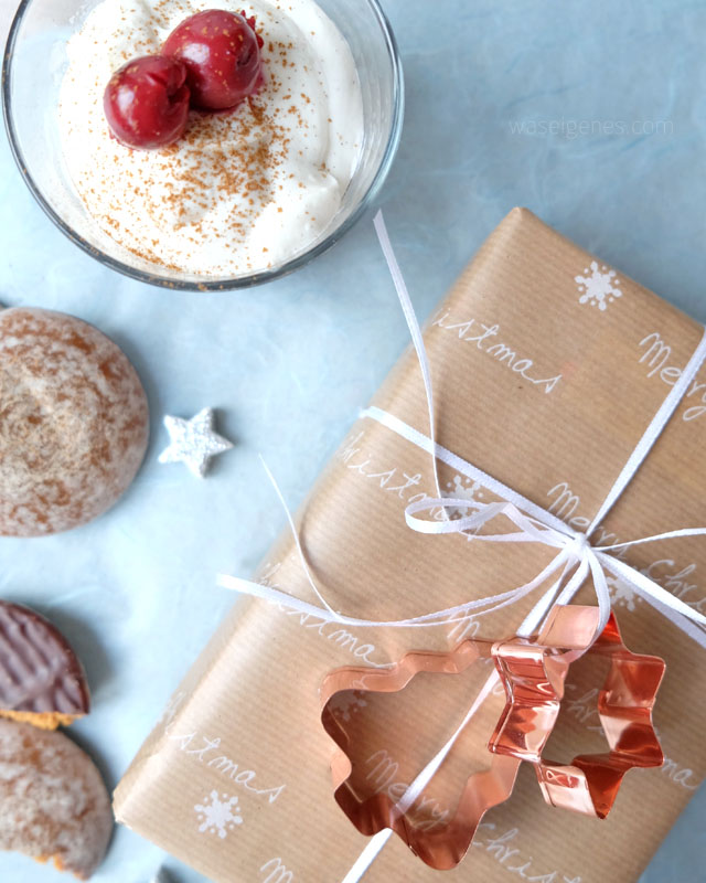 Lebkuchen Dessert mit Mascarpone-Quark Creme und Schattenmorellen | Weihnachtsgeschenk | Zimtstangen und kupferfarbene Plätzchenform |waseigenes.com