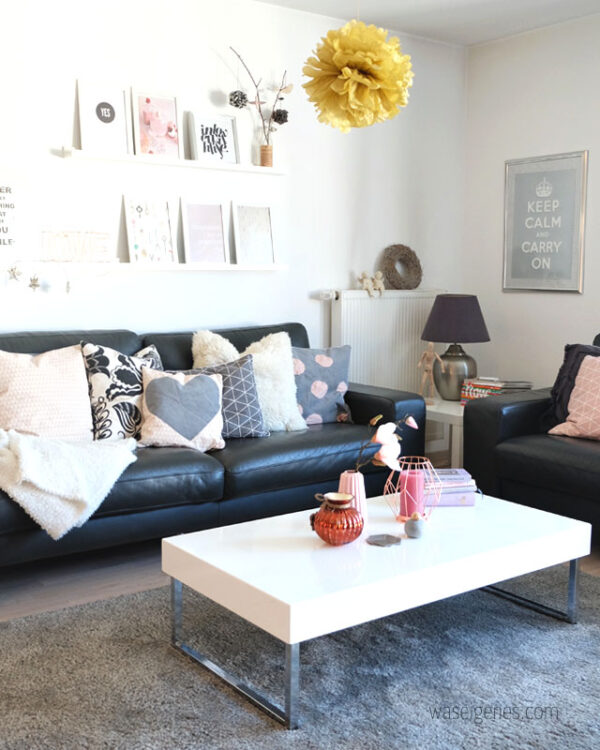 Unser Wohnzimmer mit neuen Farbtupfern.