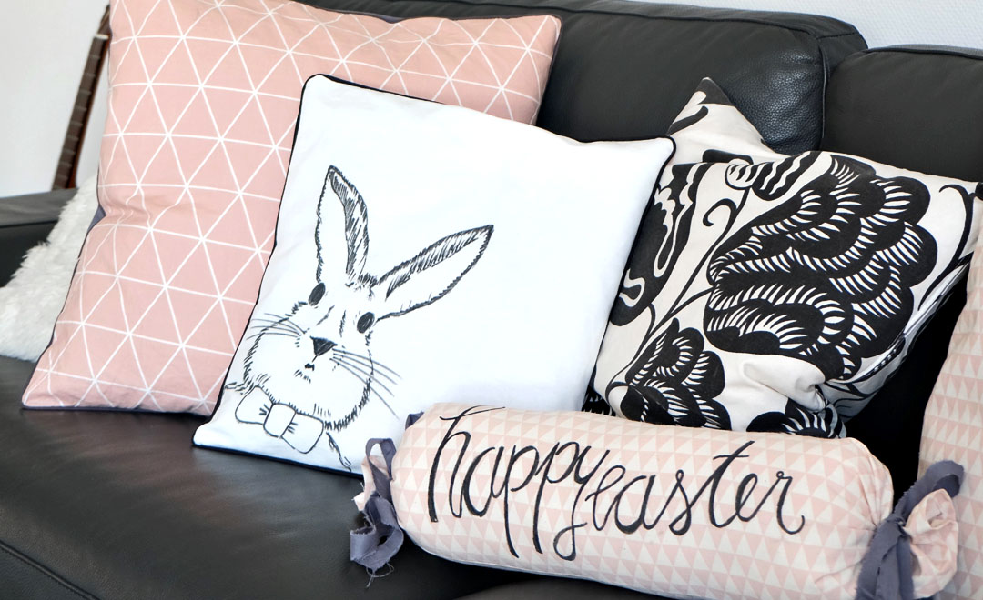 DIY Osterhasen Kissen | Kissenbezug selbst bemalen | happy easter Nackenrolle | waseigenes.com