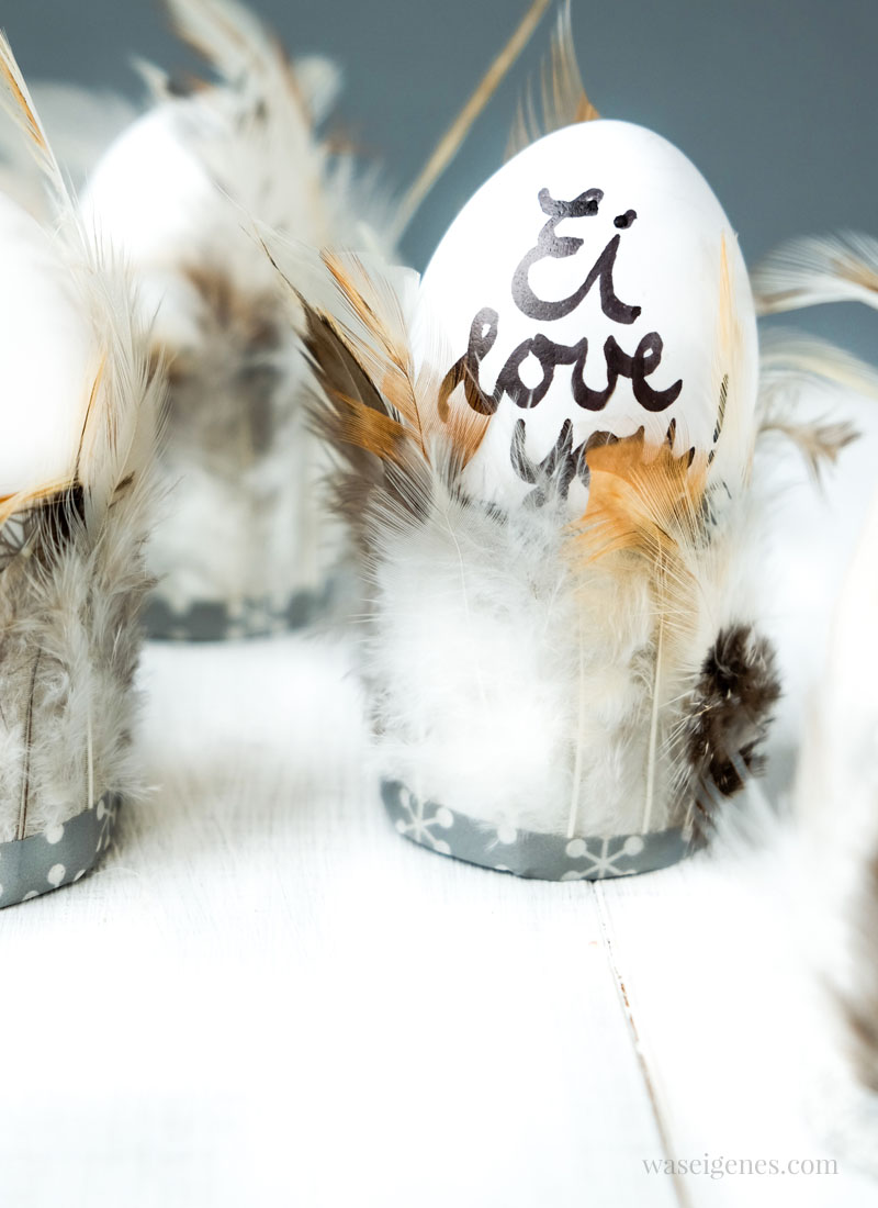 Federleichte Eierbecher | Ostern DIY und Bastelidee | Toilettenpapierrollen mit Federn bekleben | waseigenes.com DIY Blog