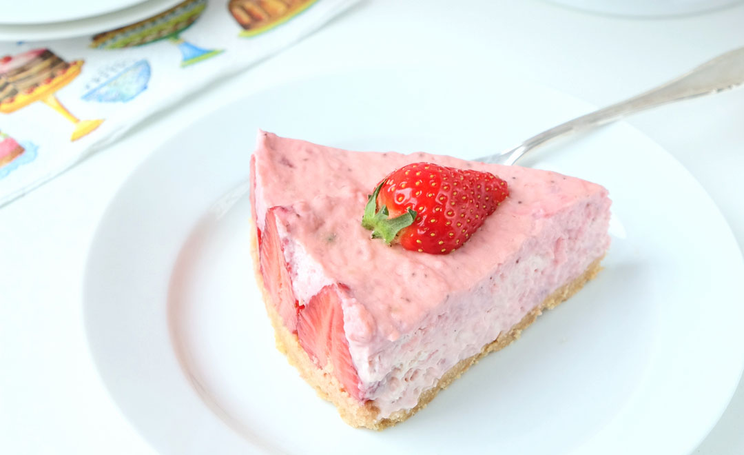 Erdbeer Quarktorte | No-Bake Erdbeer Cheesecake mit Cantucciniboden | waseigenes.com