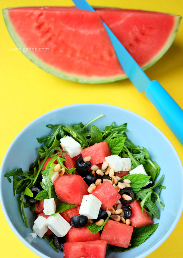 Rezept: Melonensalat mit Rucola, Feta, Oliven und Pinienkernen | waseigenes.com