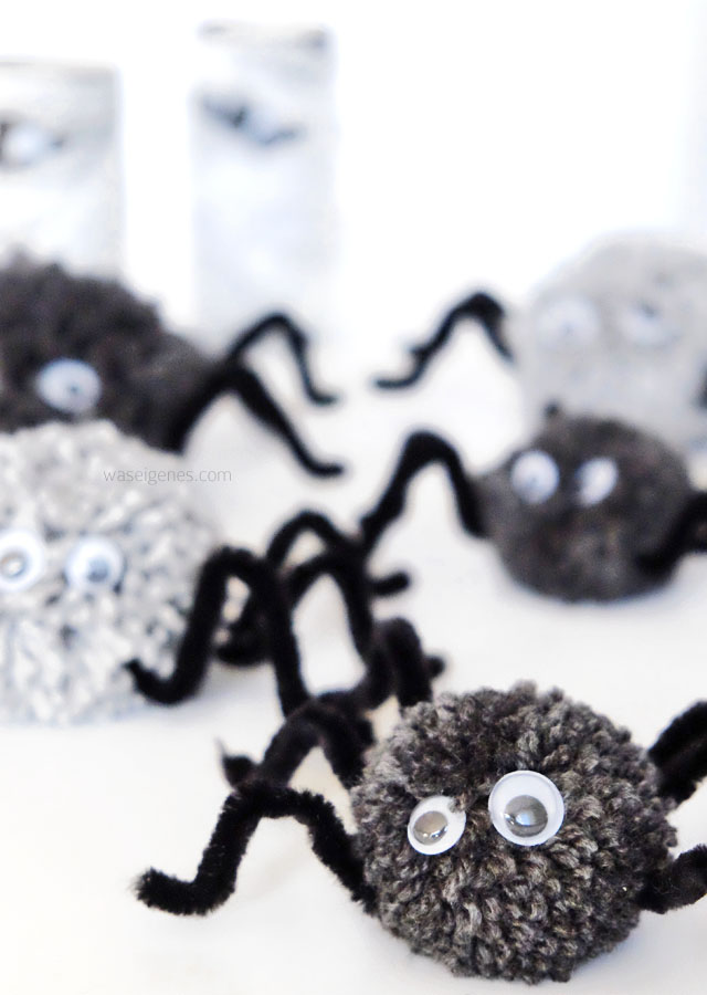 Halloween Deko | Basteln mit Kindern | Pompom Spinnen basteln | waseigenes.com DIY Blog
