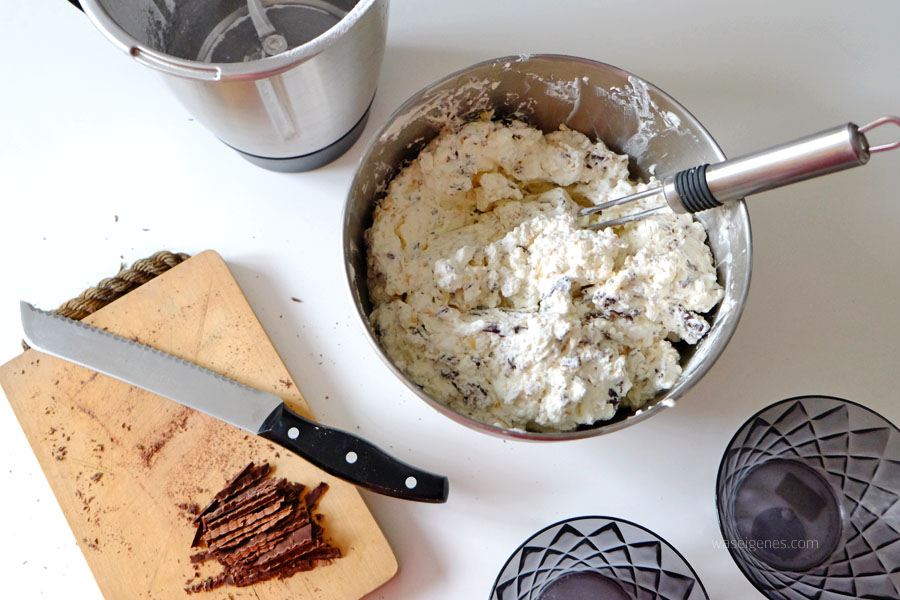 Rezept: Grillage Torte | Baiser, Schlagsahne, Mandelstifte, Krokant, Zartbitter Schokolade | waseigenes.com