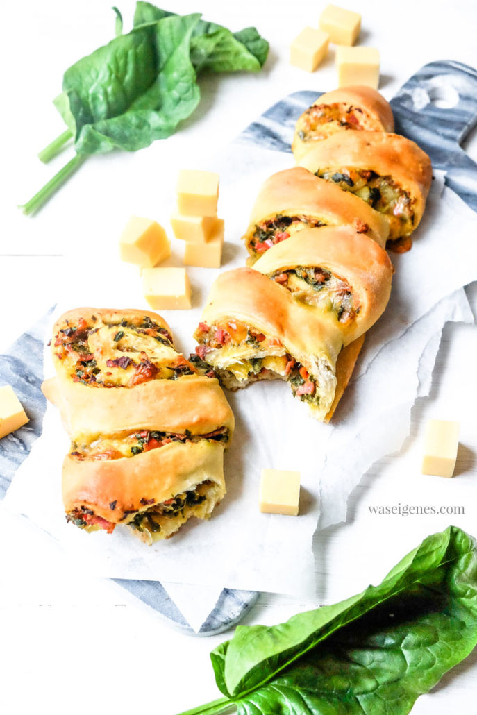 Thermomix Rezept: Partyähre mit Bergkäse, Salami und Blattspinat #partyähre #partyfood #fingerfood #snack #waseigenes #thermomix