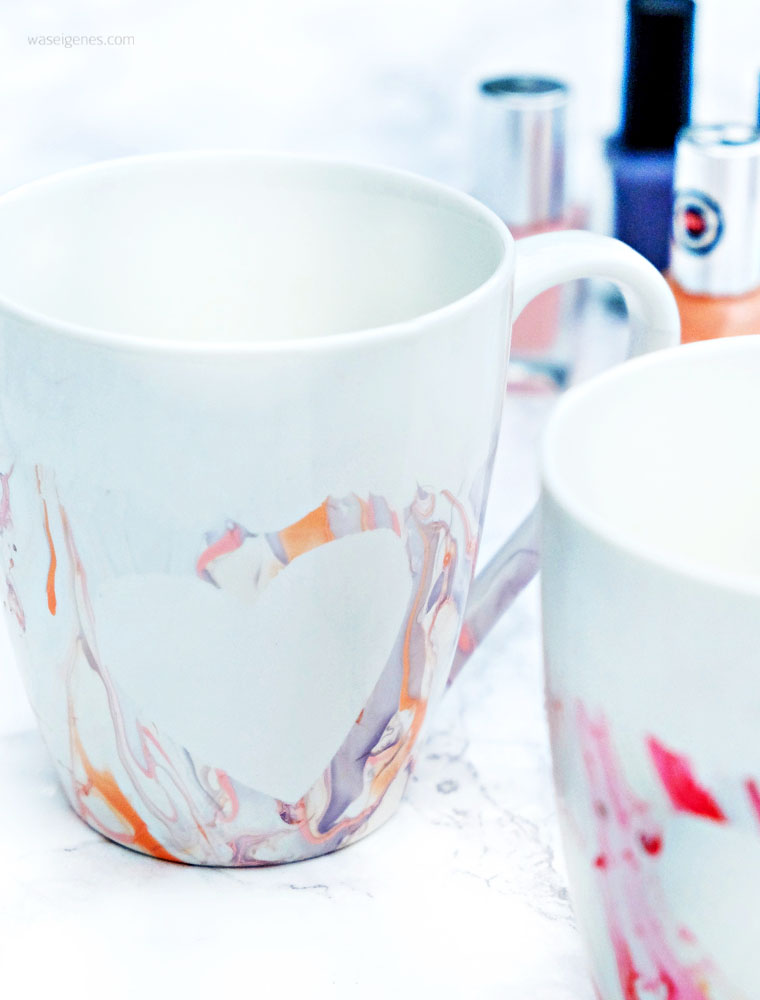 Kaffeetassen mit Nagellack marmorieren, vorher Herzen aufkleben | waseigenes.com