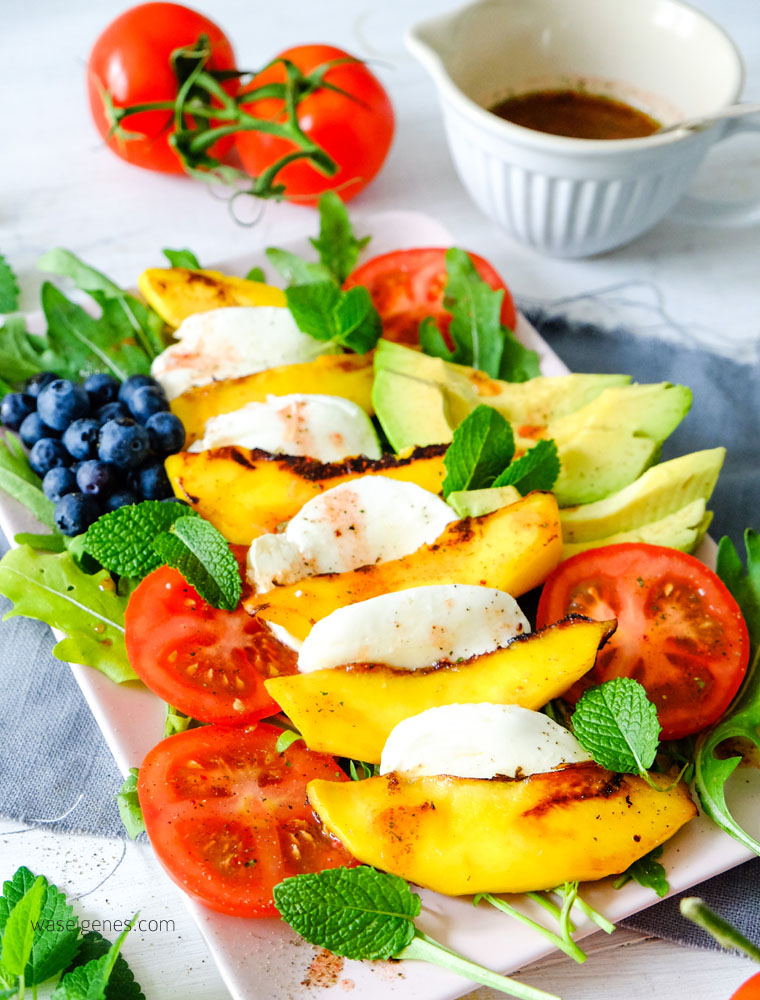 Salat Caprese mit gebratener Mango, Mozarella, Avocado, Blaubeeren und Tomaten | waseigenes.com