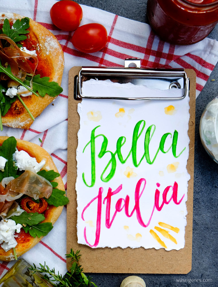 Rucola Pizza mit Prosciutto und Ziegenkäse | waseigenes.com | Handlettering "Bella Italia" | waseigenes.com 