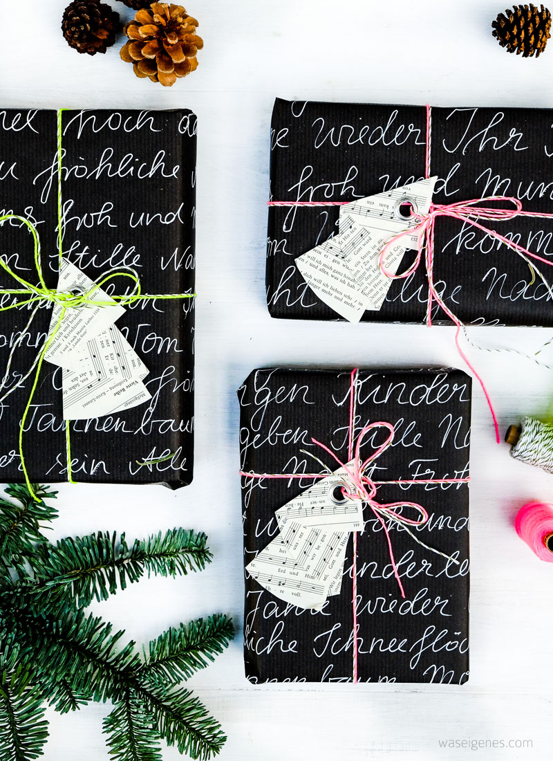 DIY Weihnachtsbaum Geschenkanhänger | aus den Seiten eines alten Gotteslobes falten, eine Öse einschlagen | schwarzes Geschenkpapier Handlettering, neon Garn | waseigenes.com DIY Blog