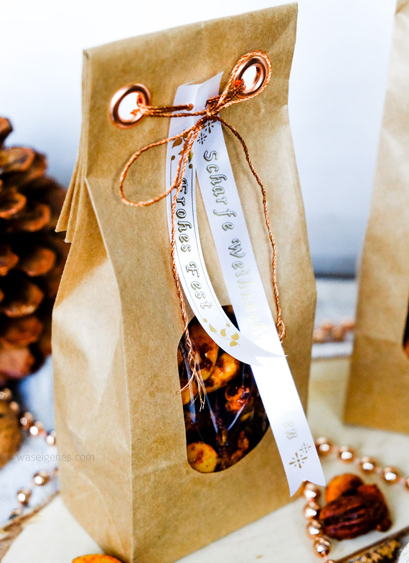 Geschenke aus der Küche: Scharfe Weihnachtsnüsschen hübsch verpackt | waseigenes.com DIY Blog