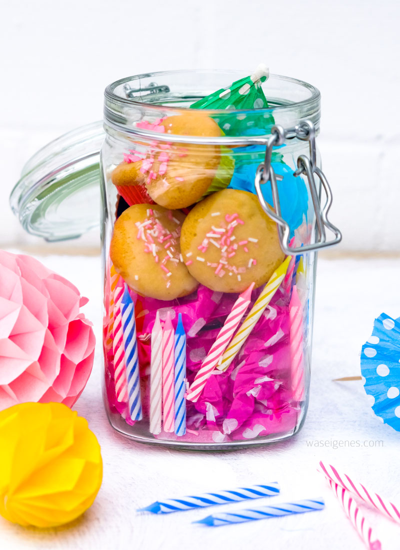 Geburtstag im Glas | Geschenkidee im Glas | Eine kleine DIY Idee zum Überreichen von Gutscheinen | Bestückt mit Geburtstagskerzen, Luftschlangen, mini Muffins | waseigenes.com DIY Blog