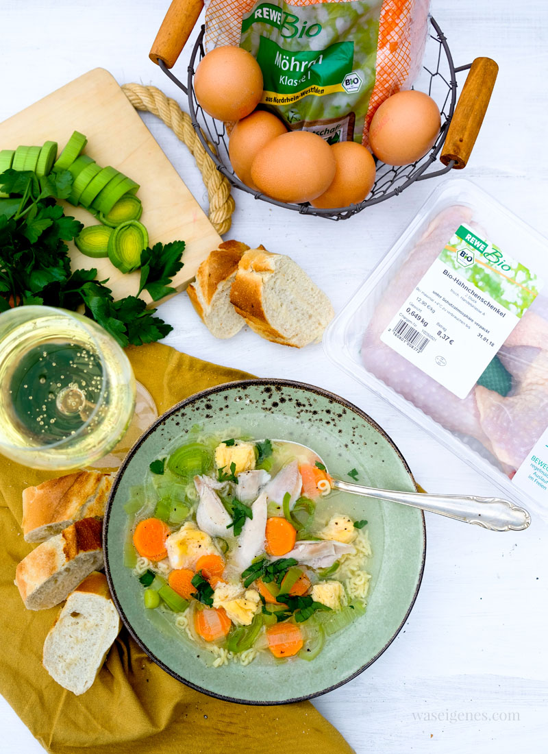 Rezept Hühnersupper | ein Teller Hühnersuppe mit Gemüse und Eierstich, Baguette und frischer Petersilie von waseigenes.com