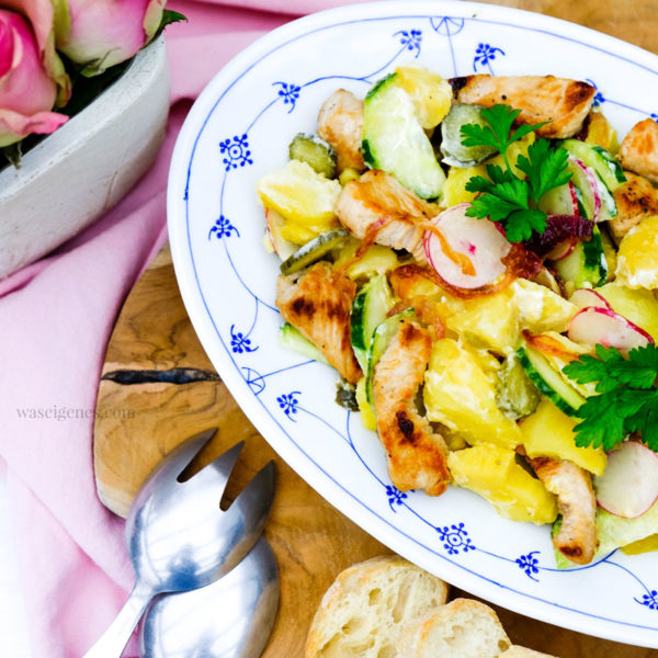 Rezept: Kartoffelsalat mit karamellisierten Zwiebeln, Salatgurke & Cornichons, Radieschen und Putengeschnetzeltes | Bio Produkte | waseigenes.com
