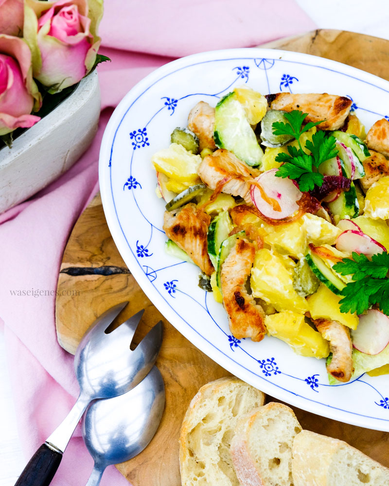 Rezept: Kartoffelsalat mit karamellisierten Zwiebeln, Salatgurke & Cornichons, Radieschen und Putengeschnetzeltes | Bio Produkte | waseigenes.com