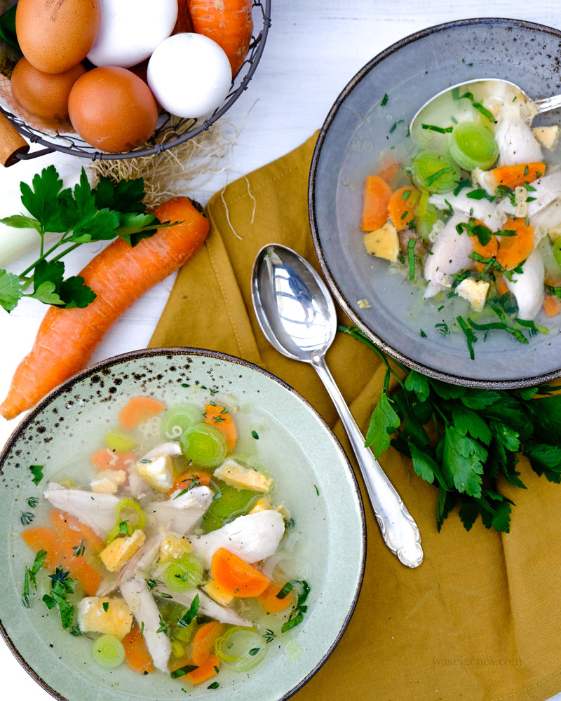 Rezept Hühnersupper | zwei Teller Hühnersuppe mit Gemüse und Eierstich von waseigenes.com