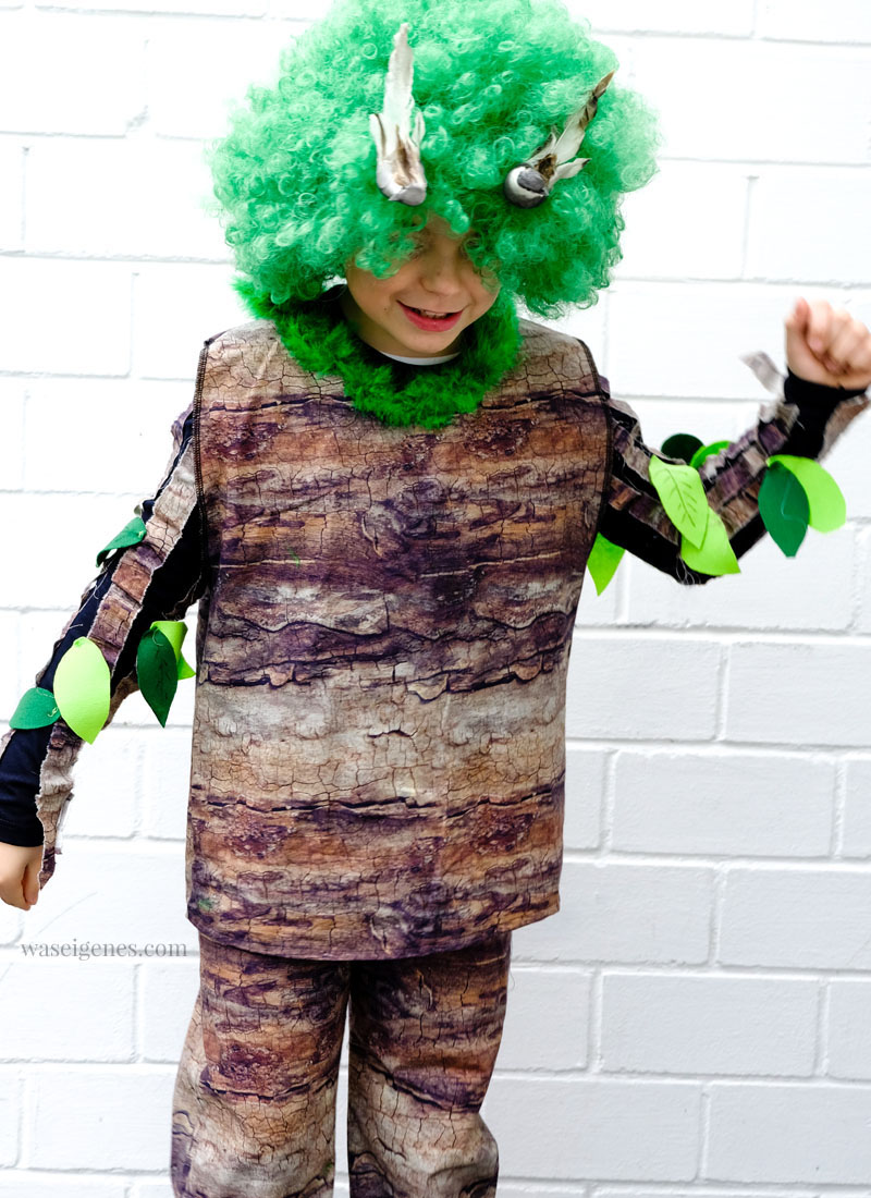 DIY Karneval Kostüm selber machen: Baum | Baum-Stoff, grüne Afro Perücke, Blätter aus Filz, Deko Vögel | Kostüm selber nähen und basteln | Karneval, Fasching, Halloween | waseigenes.com 