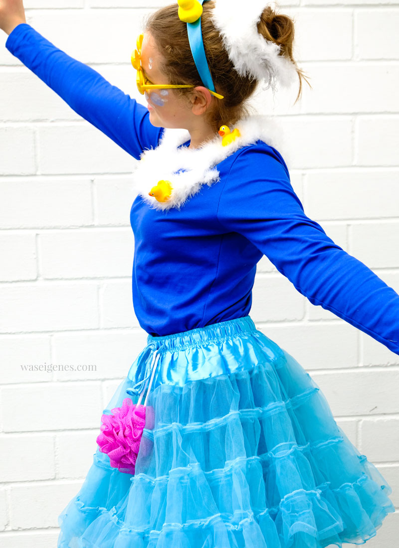 DIY Karneval Kostüm selber machen: Schaumbad | blauer Tüllrock, blaues Shirt, Quietscheentchen, Duschschwamm | Kostüm selber nähen und basteln | Karneval, Fasching, Halloween | waseigenes.com 