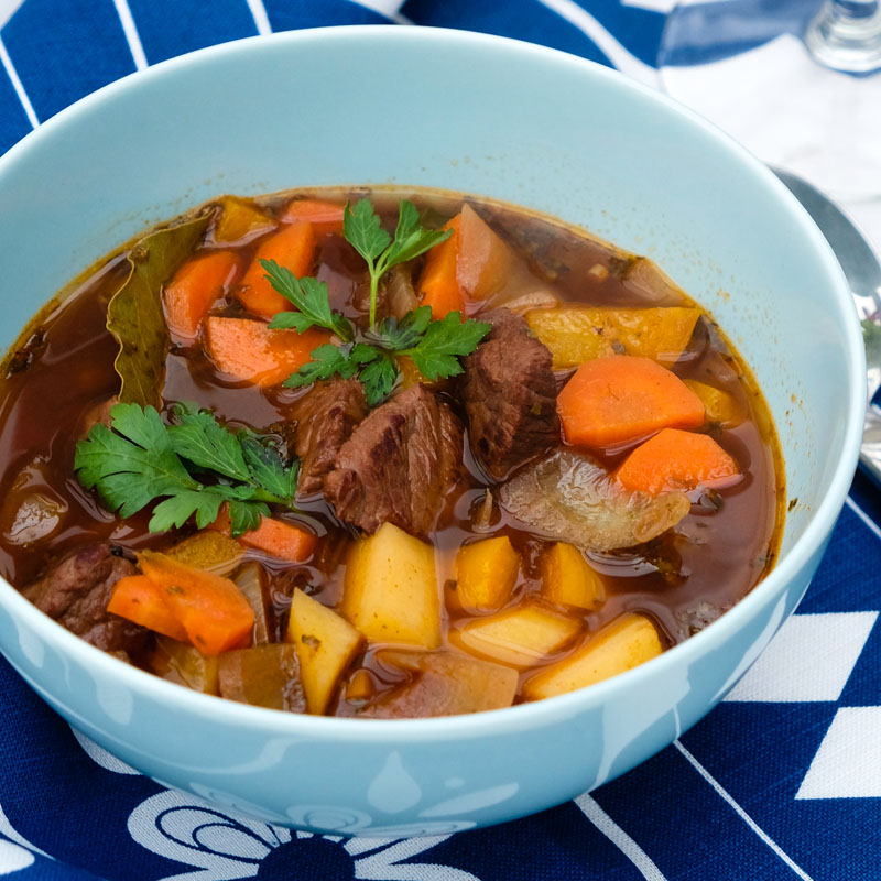 Gulaschsuppe mit Paprika und Kartoffeln im Topf – herzhaftes Rezept
