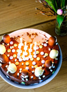 Schokokusskuchen (Marmorkuchen) mit Schokoküssen und Augen