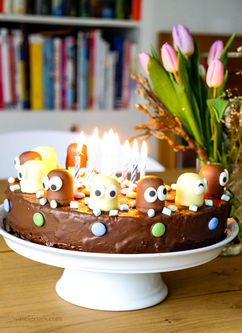 Schokokusskuchen | #Geburtstagskuchen: Marmorkuchen mit Schokoküssen und essbaren Augen | waseigenes.com