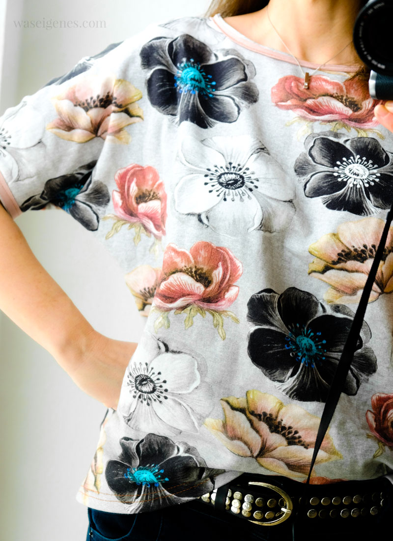 Selbst genäht: Kurzarm Shirt Frau Edda aus Sweatshirtstoff grau melange mit Blumen, DIY Shirt, waseigenes.com