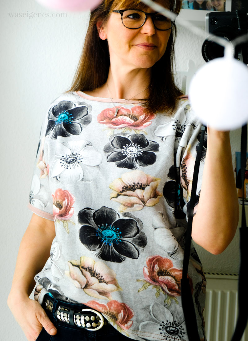 Selbst genäht: Kurzarm Shirt Frau Edda aus Sweatshirtstoff grau melange mit Blumen, DIY Shirt, waseigenes.com