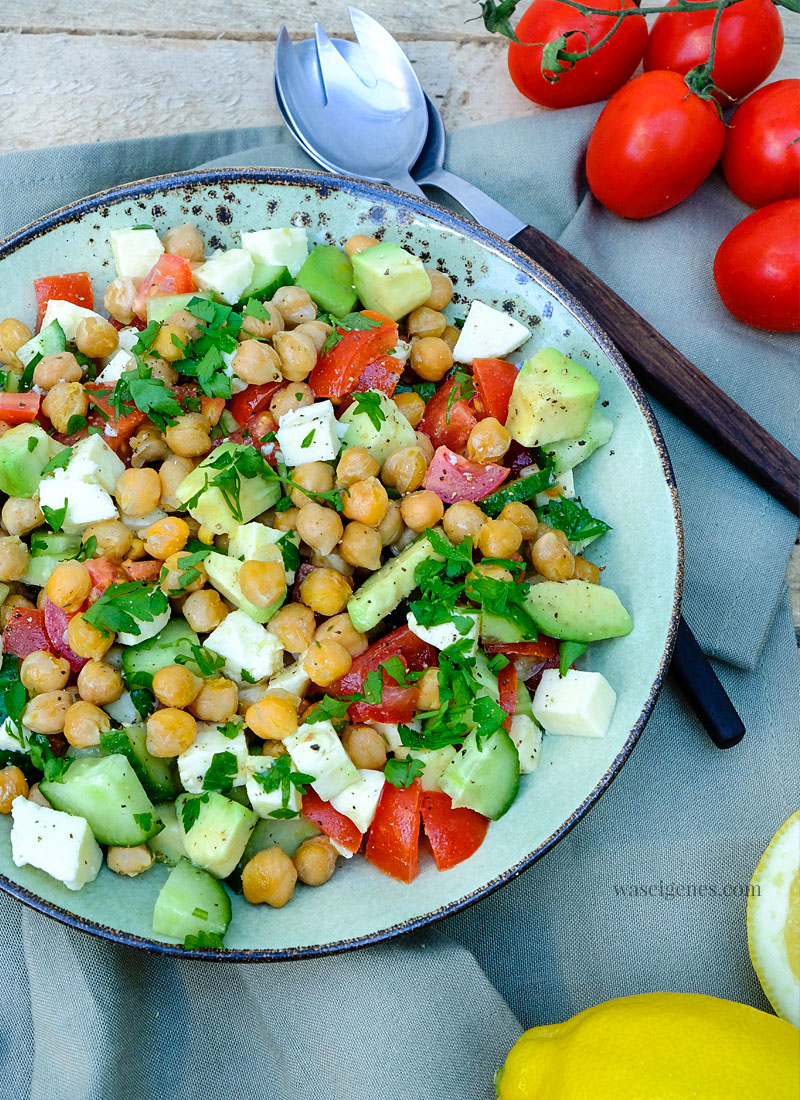 Rezept: Sommerlich frischer Kichererbsensalat mit Avocado, Tomaten, Gurke, Mozzarella und Zitronen Vinaigrette | waseigenes.com