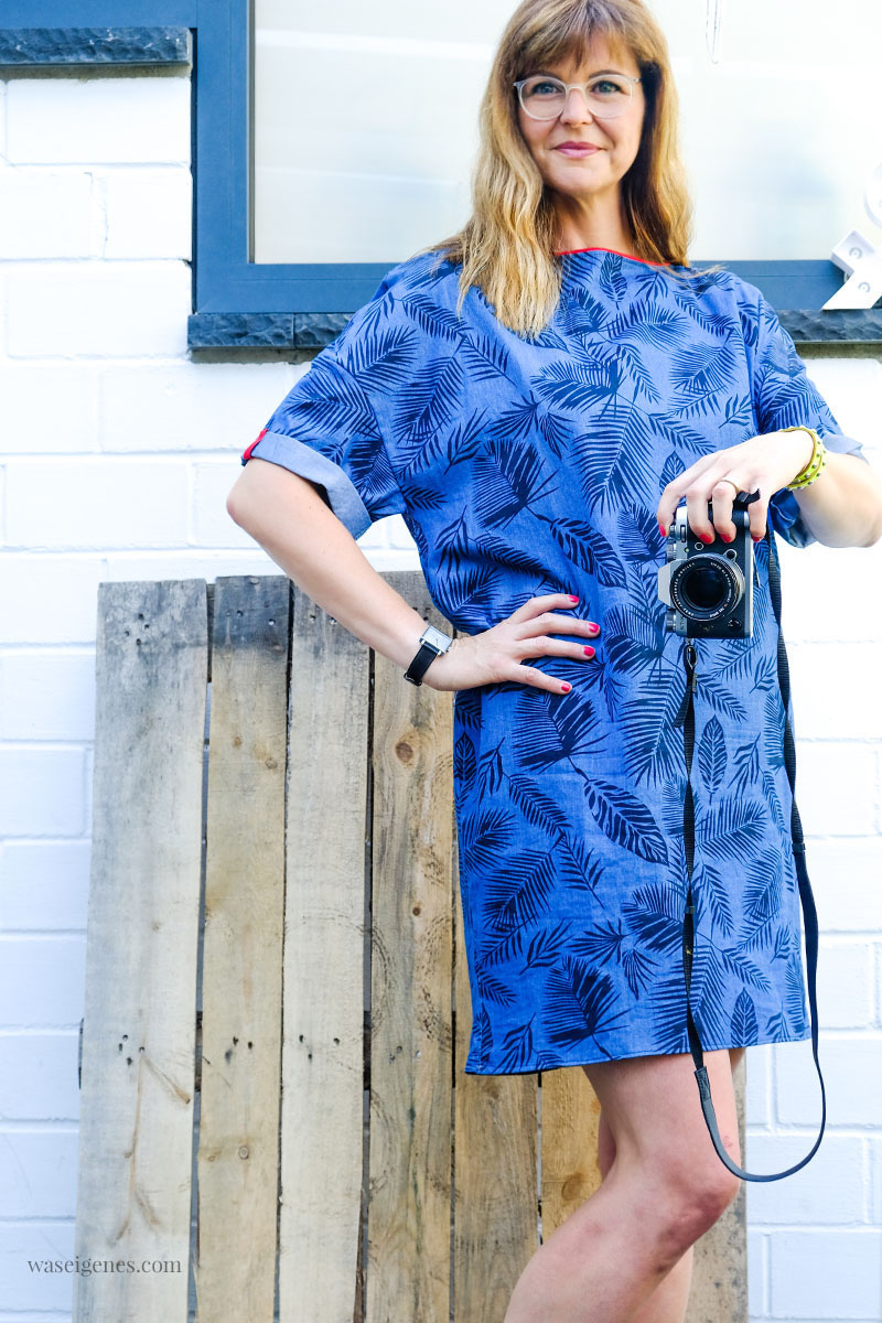 DIY Denim Sommerkleid mit Palmenprint, geteiltem Rücken, roter Paspel & aufgeschlagenen Ärmeln | DIY fashion | waseigenes.com