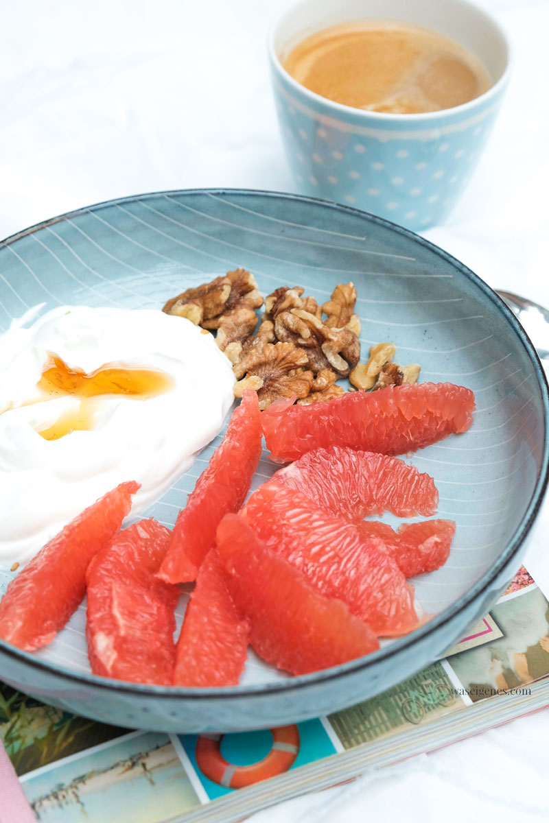 Frühstück: Griechischer Joghurt, Walnüsse, Grapefruit und Honig | waseigenes.com