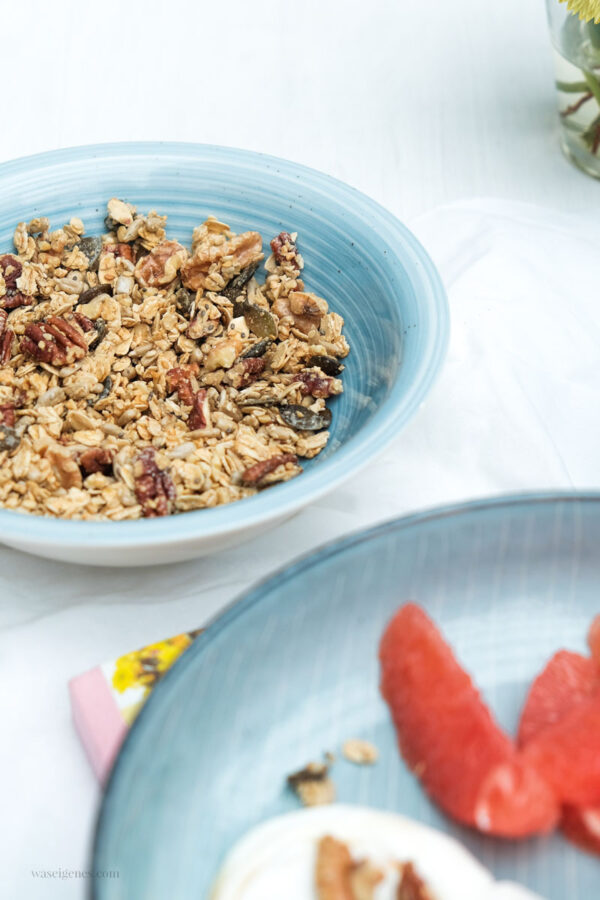 Selbstgemaches Müsli mit Pekannüsse, Sesam, Chiasamen,... Selbstgemaches Müsli mit Pekannüsse, Sesam, Chiasamen,...