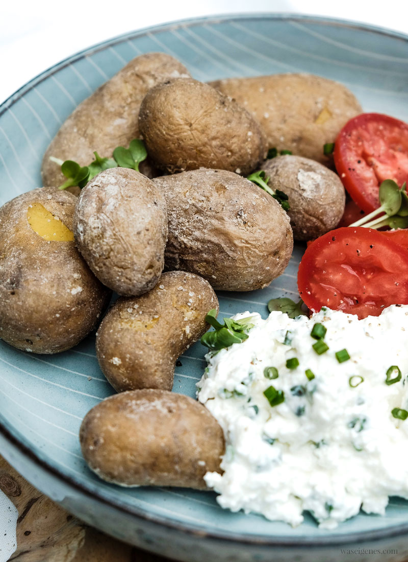 Rezept/ Anleitung: Kanarische Runzelkartoffeln (Papas Arrugadas) mit Kräuter-Hüttenkäse-Quark & Tomaten | waseigenes.com