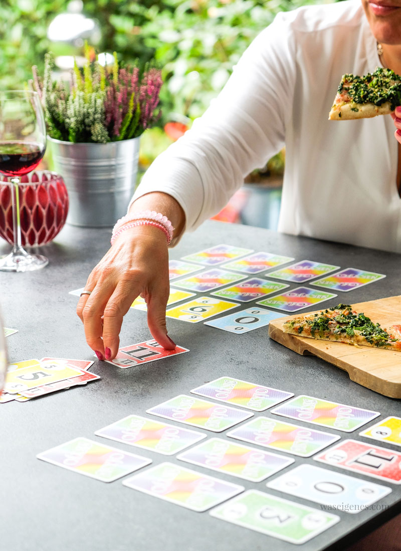 Spielenachmittag mit Freunden | Skyjo Kartenspiel | Pizza & Wein | waseigenes.com
