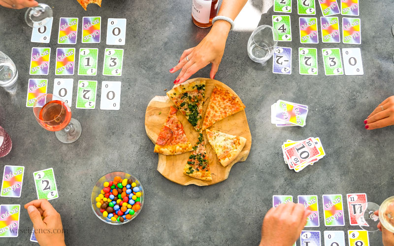 Spielenachmittag mit Freunden | Skyjo Kartenspiel | Pizza & Wein | waseigenes.com