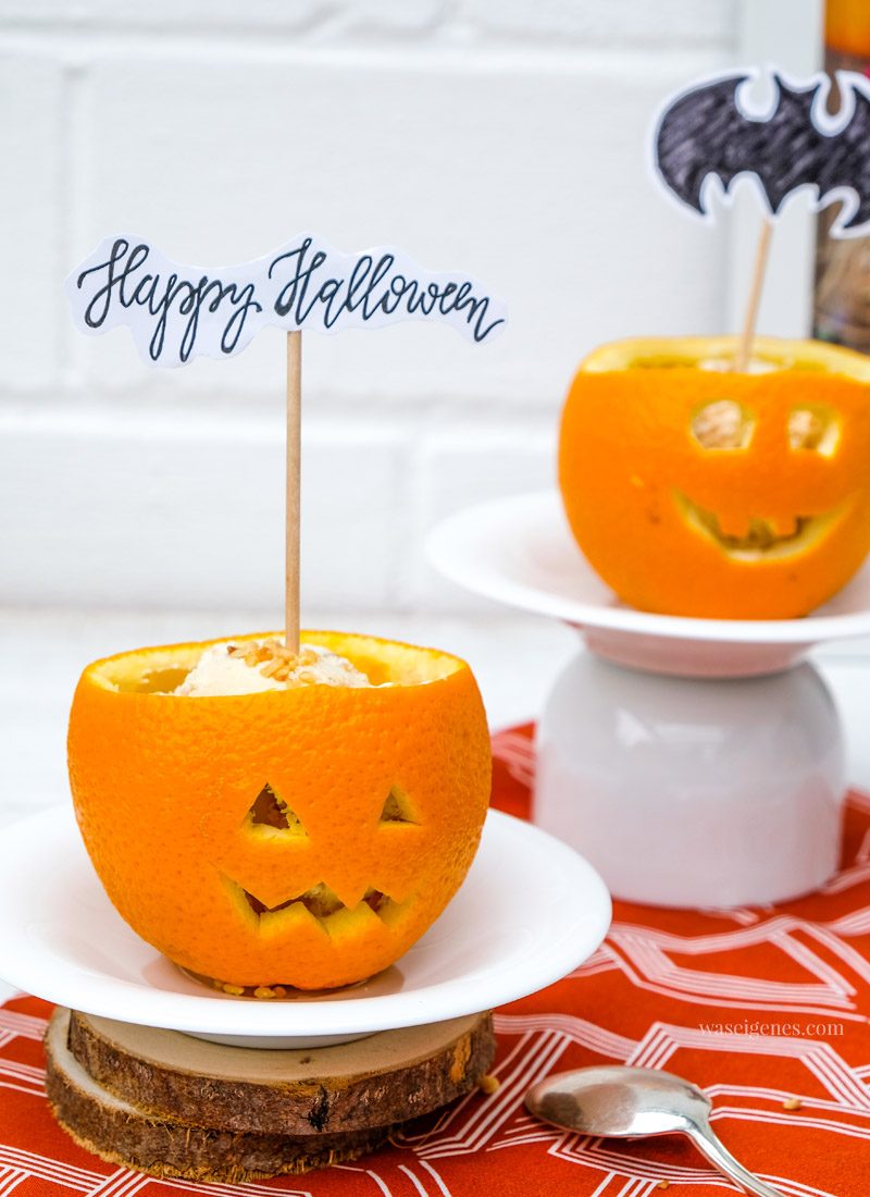 Einfaches Halloween Dessert: Gefüllte Orangen. Eiscreme & Krokant in ausgehöhlte und geschnitzte Orangen schichten, DIY Halloween Topper, waseigenes.com #halloween #halloweendessert