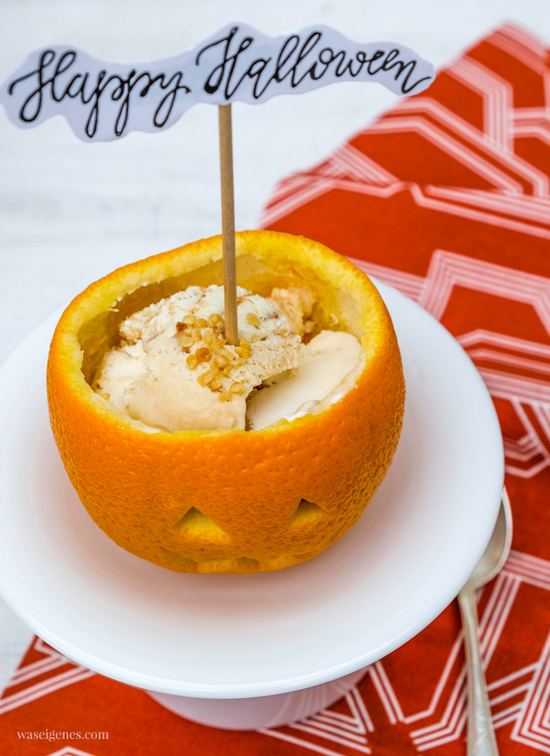 Einfaches Halloween Dessert: Gefüllte Orangen. Eiscreme & Krokant in ausgehöhlte und geschnitzte Orangen schichten, DIY Halloween Topper, waseigenes.com