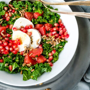 Grünkohlsalat mit Grapefruit, Granatapfel, Ziegenkäse & gerösteten Sonnenblumenkernen.