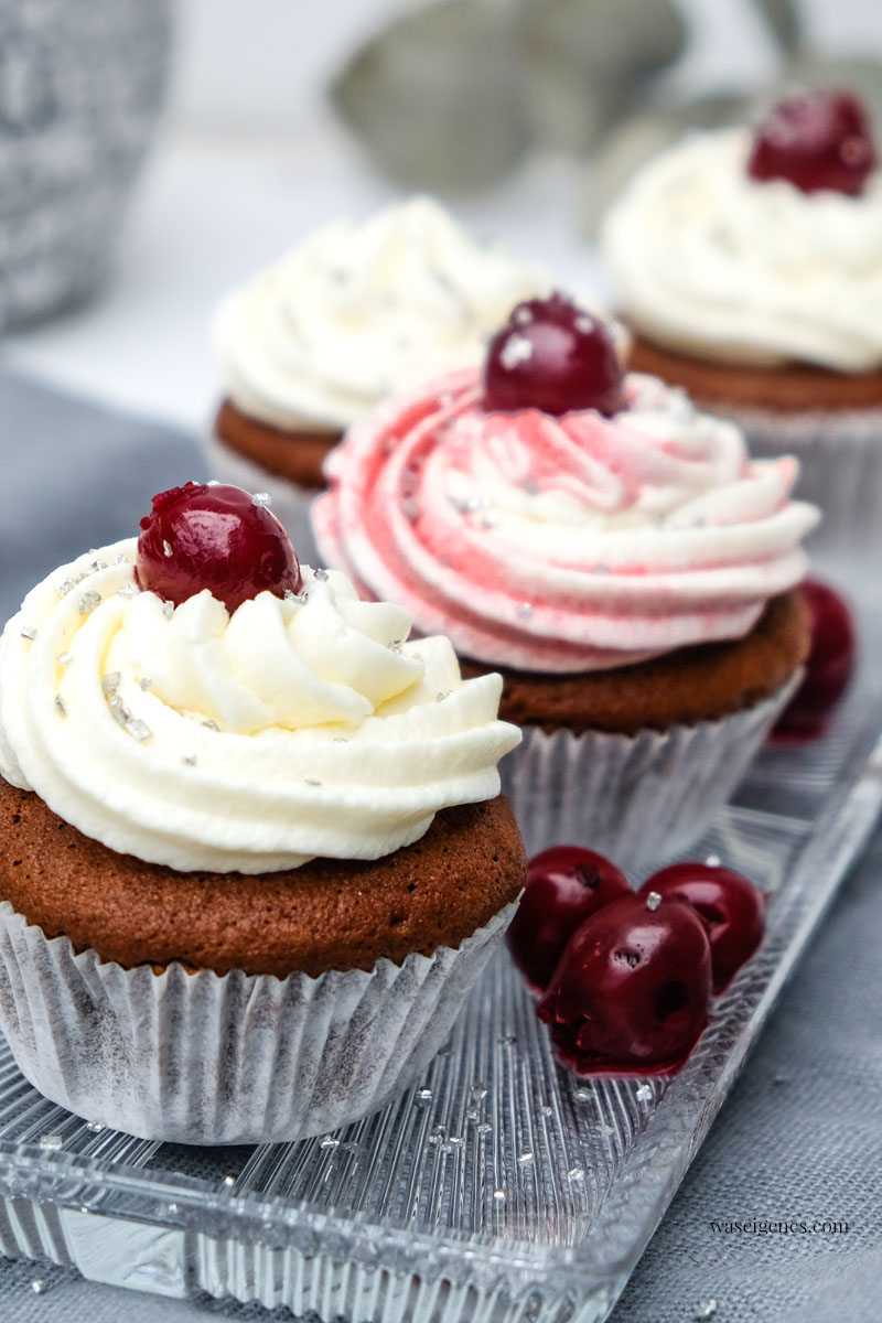 Rezept: Schoko Kirsch Cupcakes mit Glitzer, waseigenes.com | #schokokirsch #cupcakes #glitzer #rezept