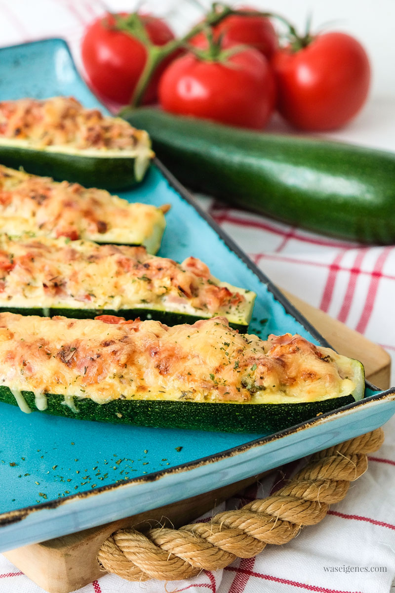 Lecker Mittagessen: Gefüllte Zucchini mit Putengeschnetzeltem und Reis.