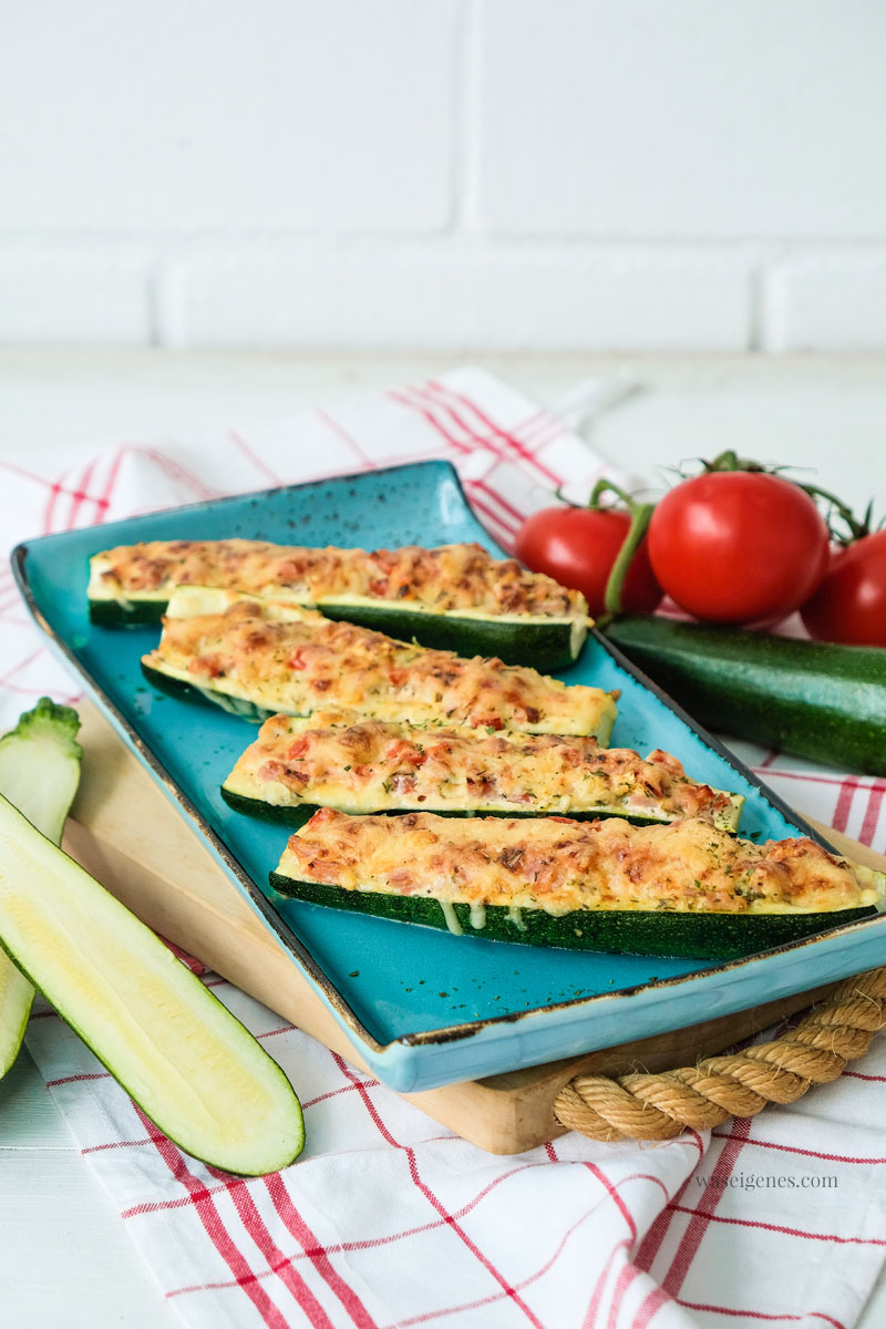 Lecker Mittagessen: Gefüllte Zucchini mit Putengeschnetzeltem und Reis.