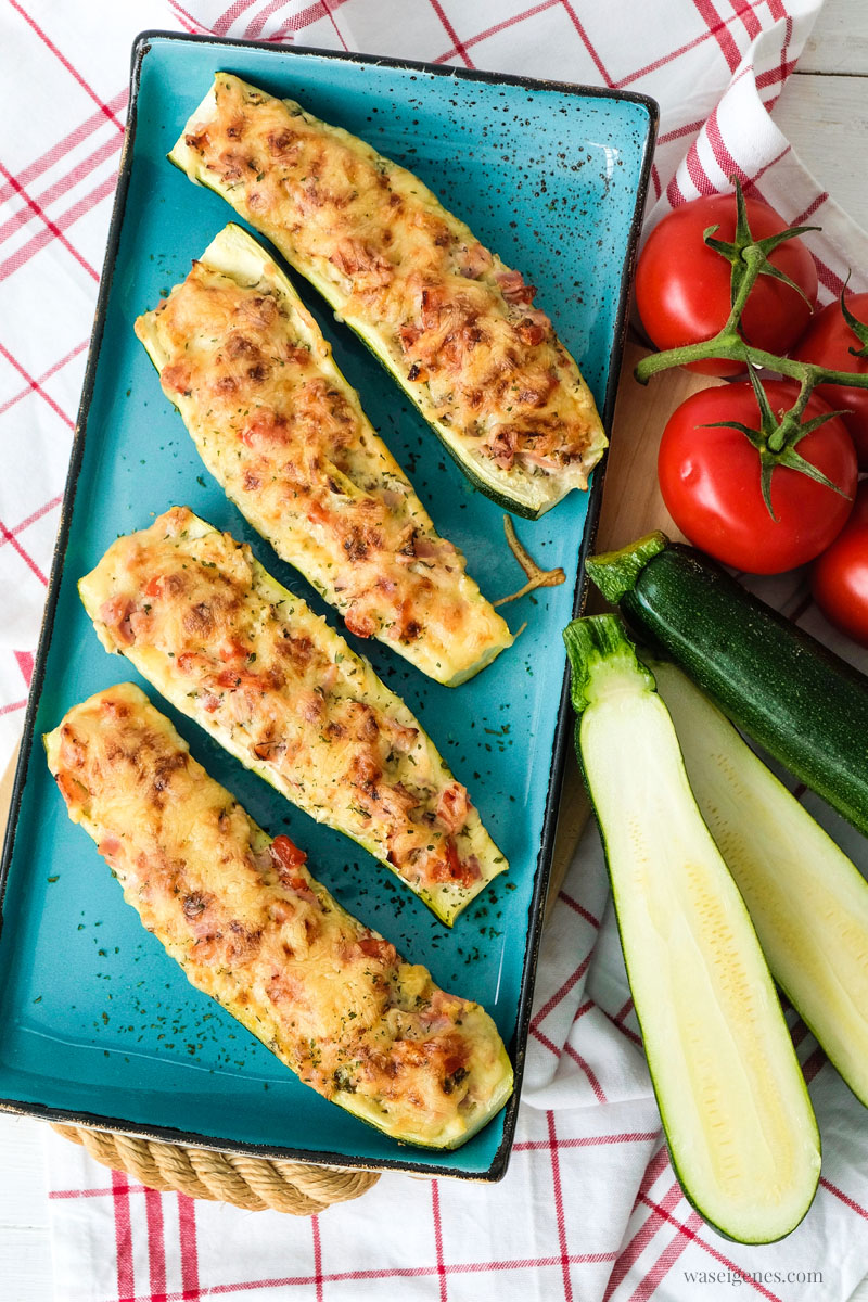 Rezept: Gefüllte Zucchini mit Tomaten und Schinken. Dazu schmeckt Putengeschnetzeltes und Reis, waseigenes.com