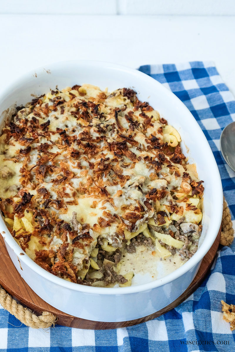 Schnell & einfach - Mittagessen Rezept: Spätzleauflauf mit Hack, Champignons und Röstzwiebeln | waseigenes.com