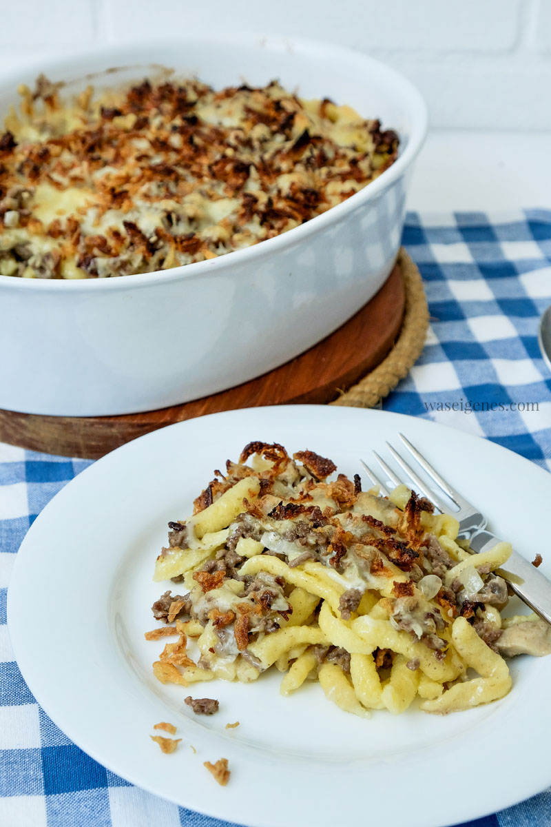 Schnell & einfach - Mittagessen Rezept: Spätzleauflauf mit Hack, Champignons und Röstzwiebeln | waseigenes.com | was koche ich heute?