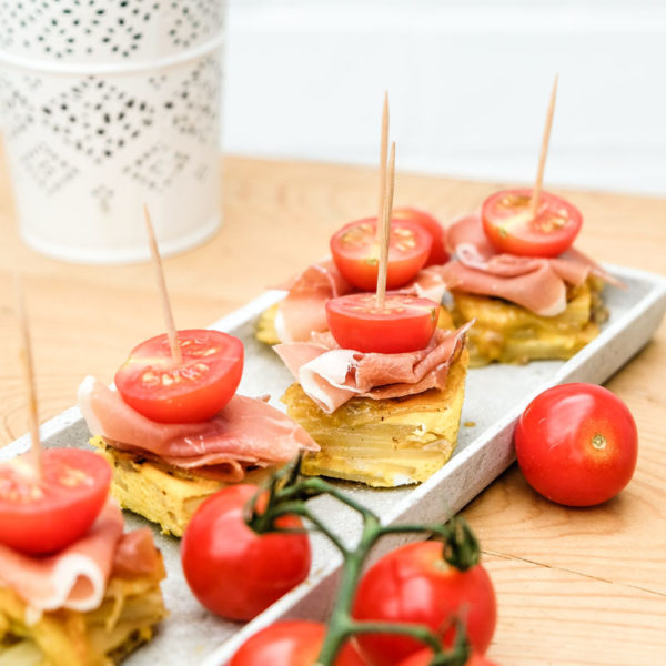 Tortilla Würfel mit Honigtomaten und Serranoschinken - köstliches Fingerfood | waseigenes.com